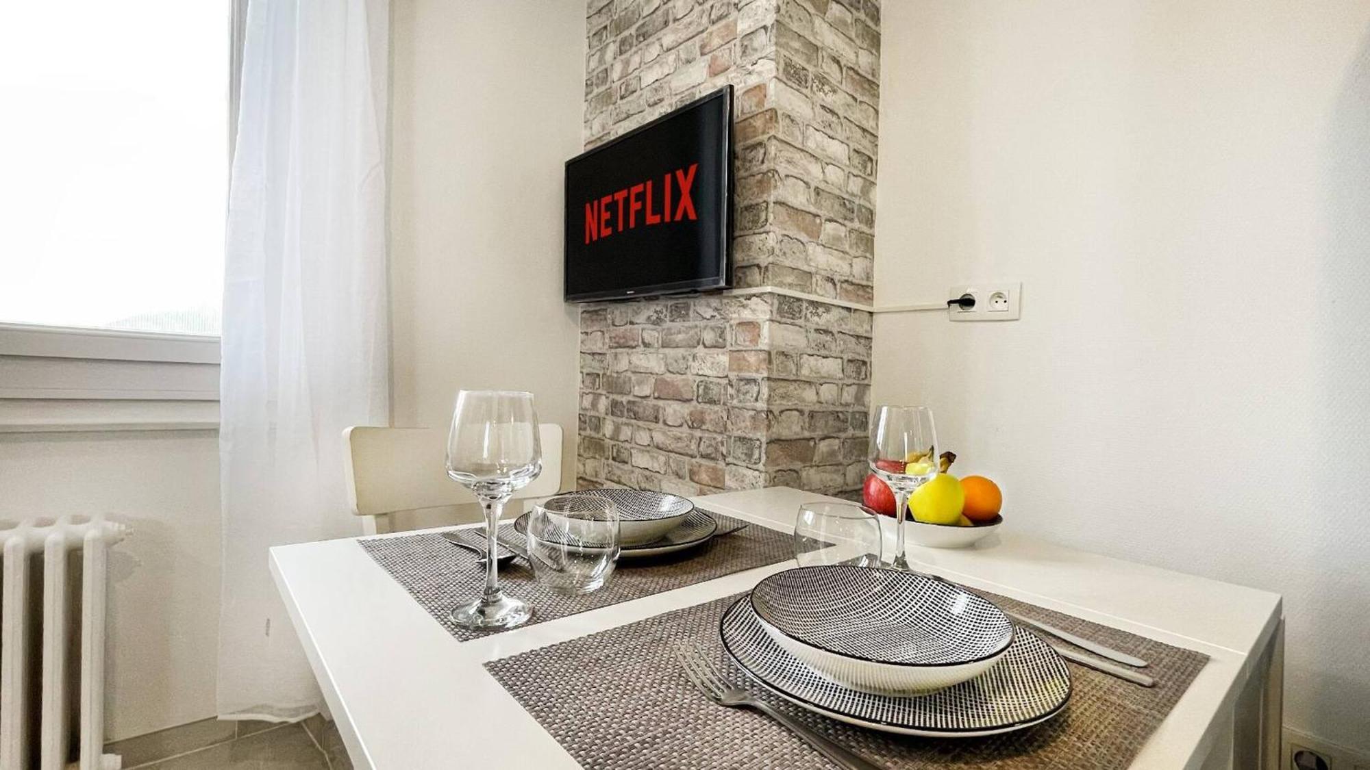 HOMEY KEOLA - Parking privé gratuit - Aux portes de Genève - Au pied du tram - Appartement avec 1 chambre et un grand salon avec un canapé-lit Ambilly Exterior foto