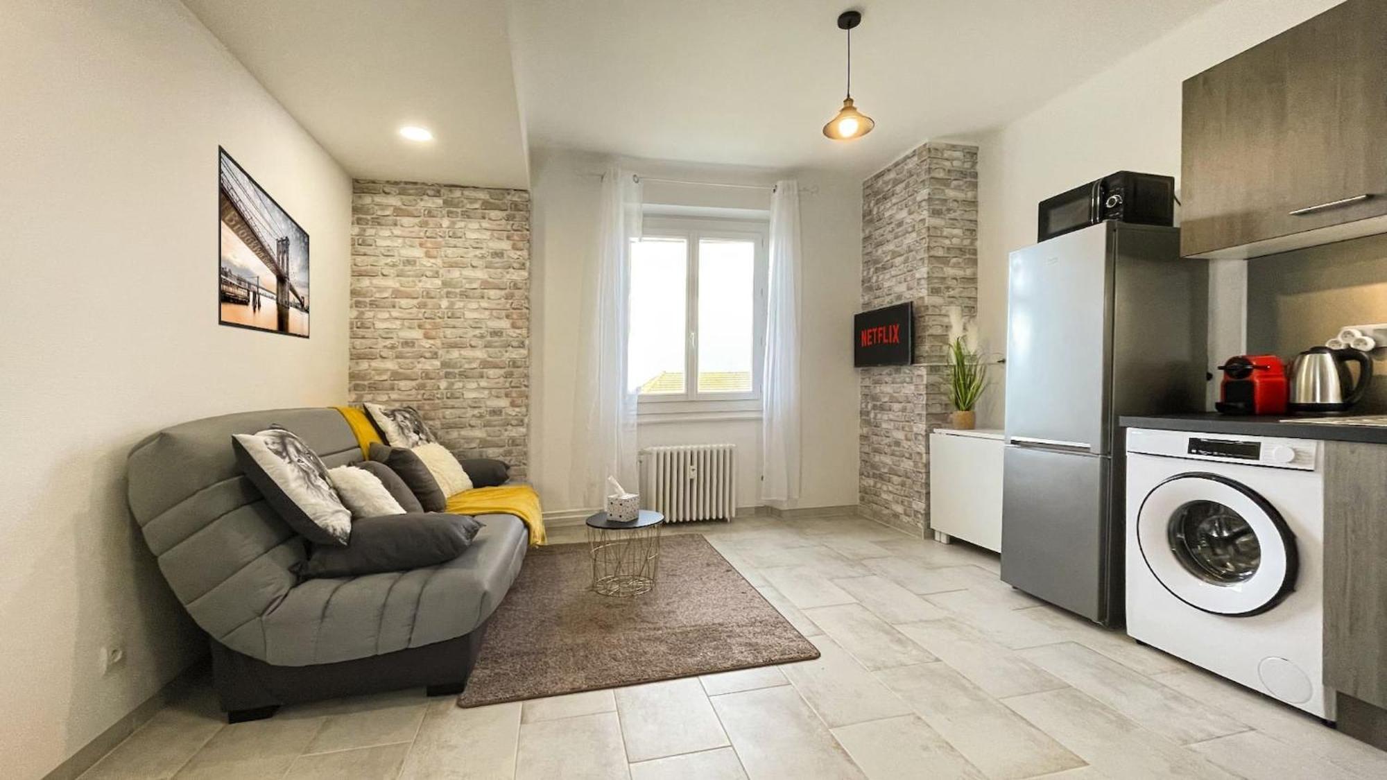 HOMEY KEOLA - Parking privé gratuit - Aux portes de Genève - Au pied du tram - Appartement avec 1 chambre et un grand salon avec un canapé-lit Ambilly Exterior foto