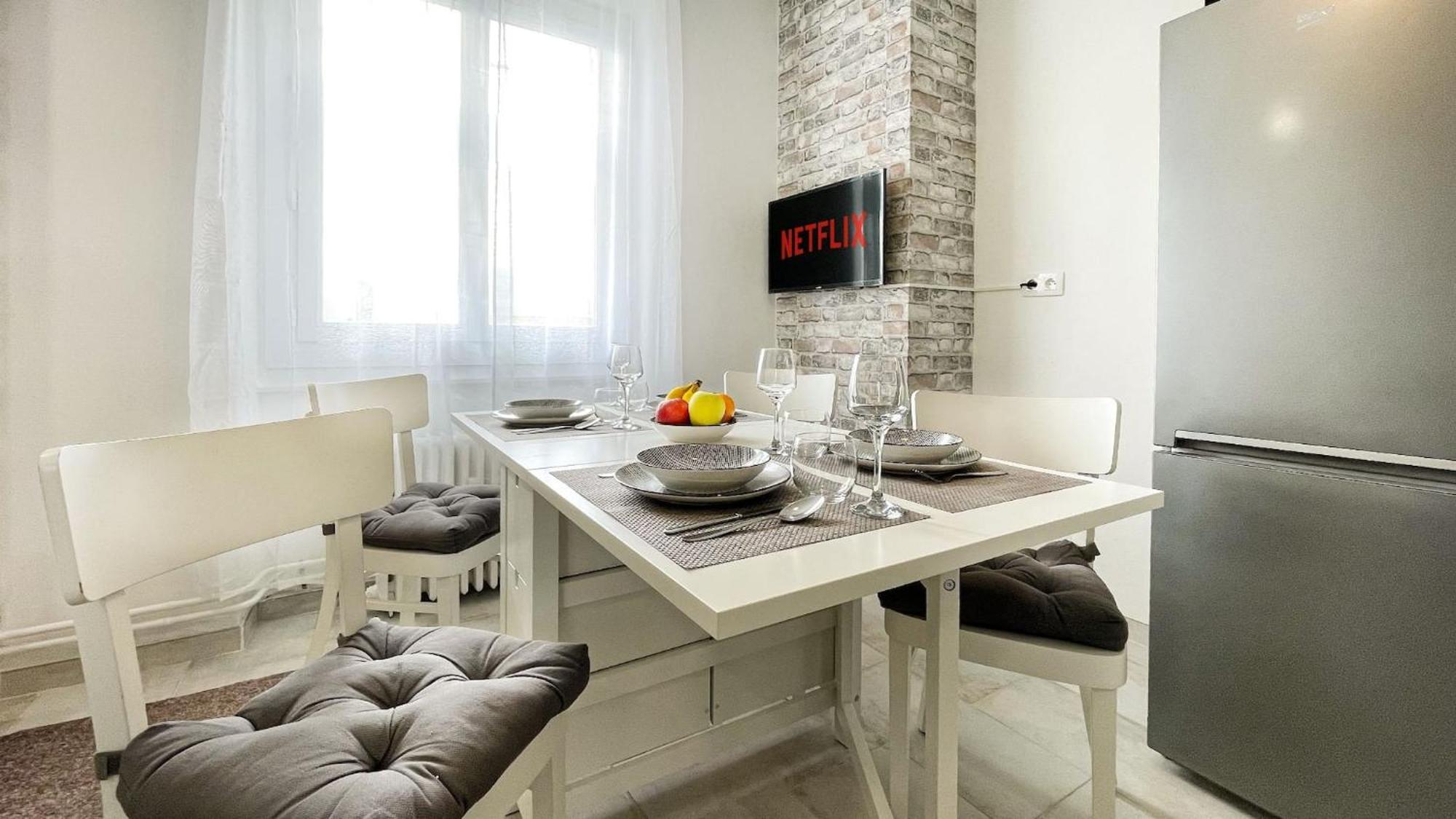 HOMEY KEOLA - Parking privé gratuit - Aux portes de Genève - Au pied du tram - Appartement avec 1 chambre et un grand salon avec un canapé-lit Ambilly Exterior foto